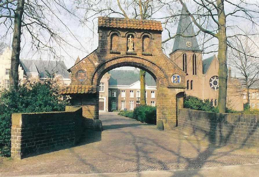 Vooraanzicht van onze abdij. Klik hier voor meer foto's.